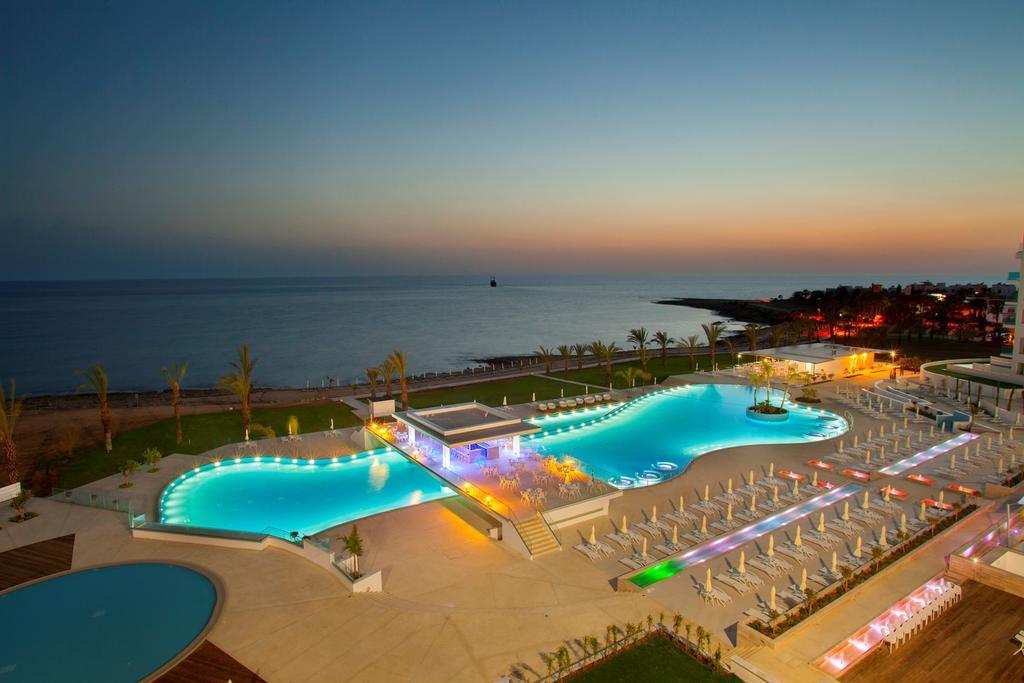 King Evelthon Beach Hotel & Resort Klorakas 외부 사진 The resort at night