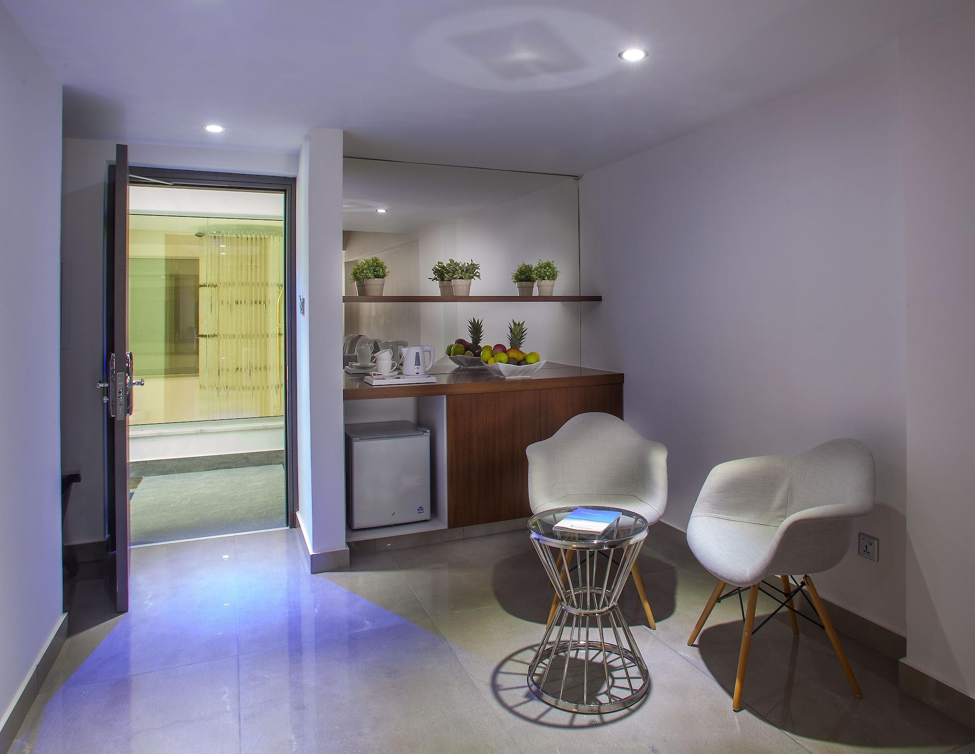 King Evelthon Beach Hotel & Resort Klorakas 외부 사진 A kitchenette in a hotel room