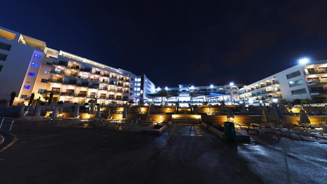 King Evelthon Beach Hotel & Resort Klorakas 외부 사진 The resort at night