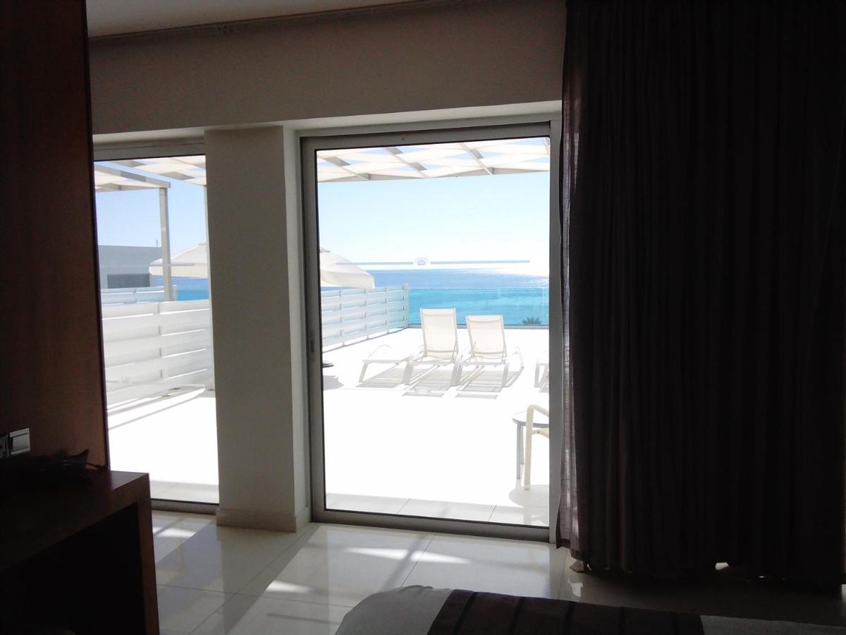 King Evelthon Beach Hotel & Resort Klorakas 외부 사진 A room at the hotel