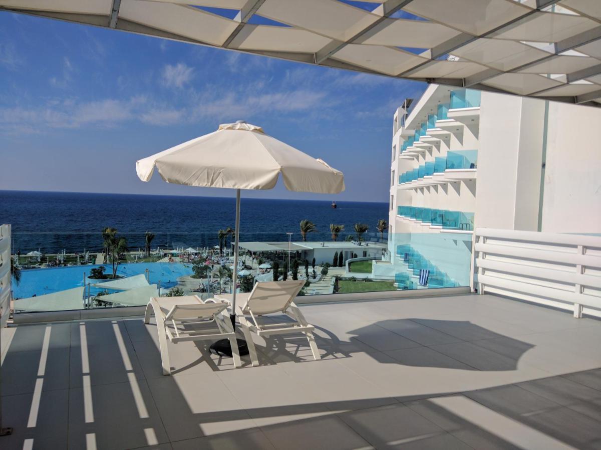 King Evelthon Beach Hotel & Resort Klorakas 외부 사진 A balcony at a hotel
