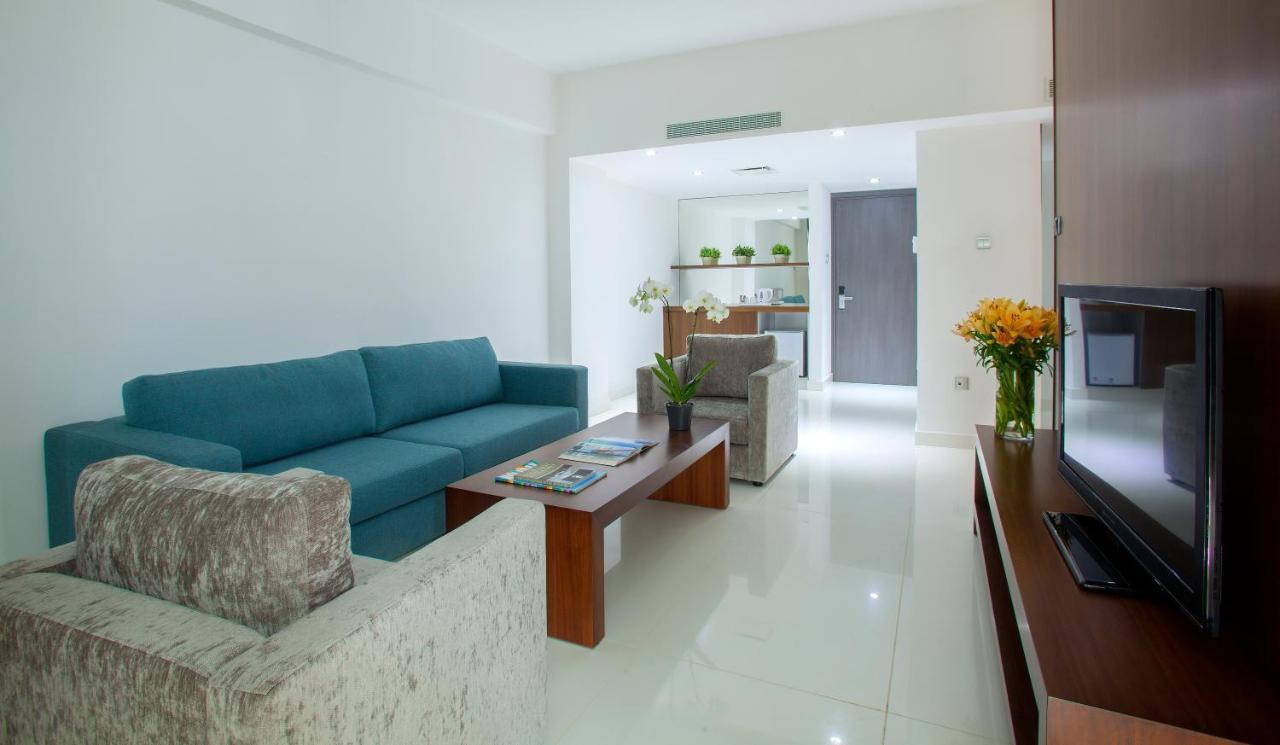 King Evelthon Beach Hotel & Resort Klorakas 외부 사진 A living room in a serviced apartment in Singapore